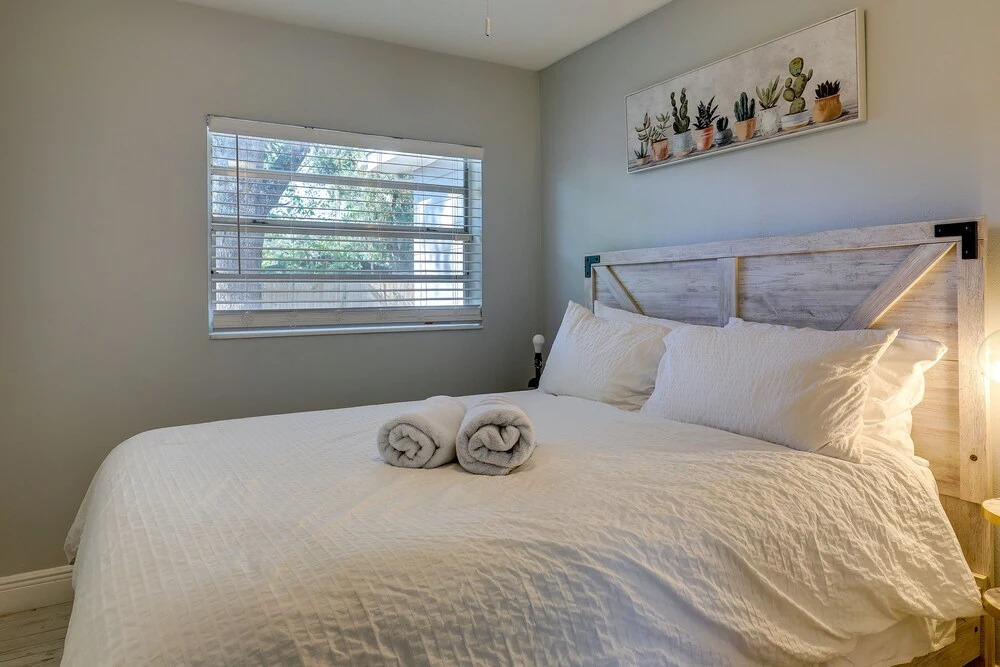 Tampa Home w/ Patio - 1 Mi to Busch Gardens!
