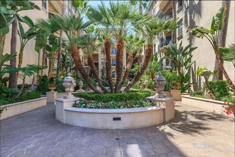DTLA Apartment With Parking and Pool