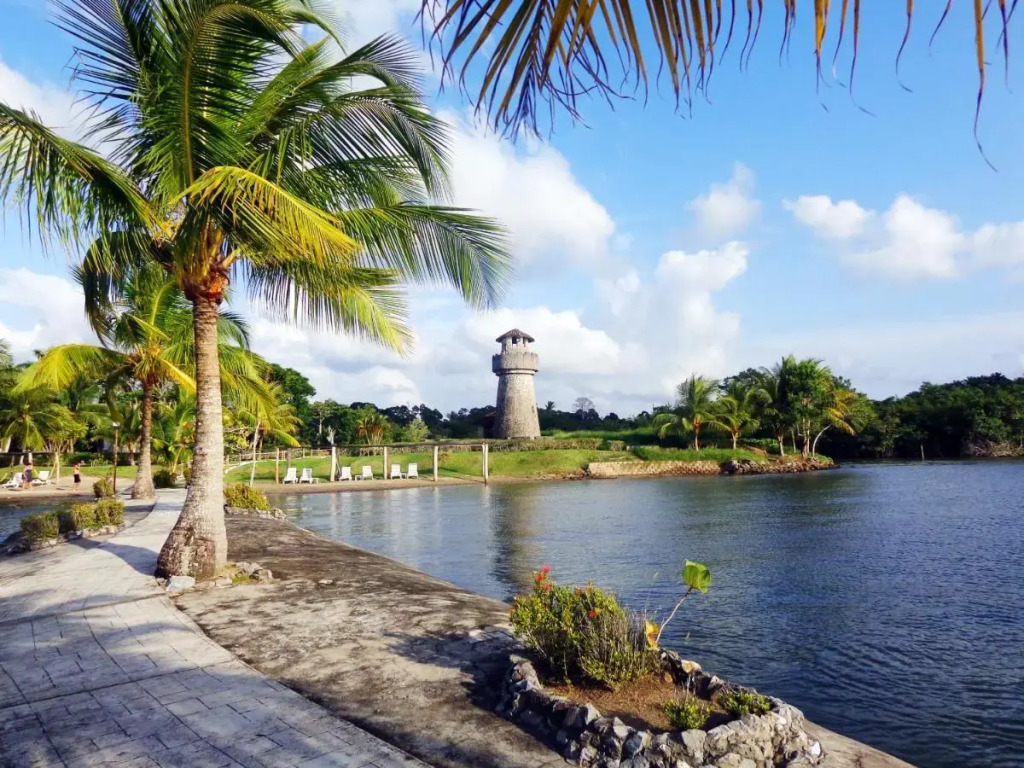 Amatique Bay Hotel