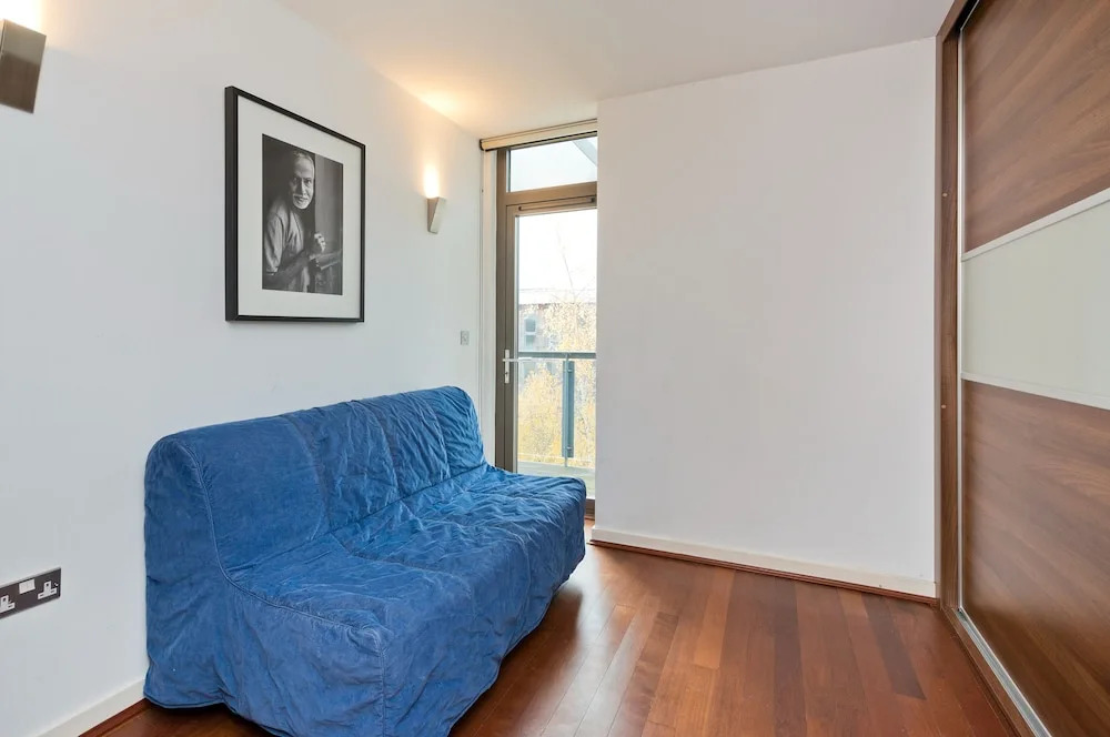 Spacious Flat With Balcony Close to the River in Greenwich by Underthedoormat