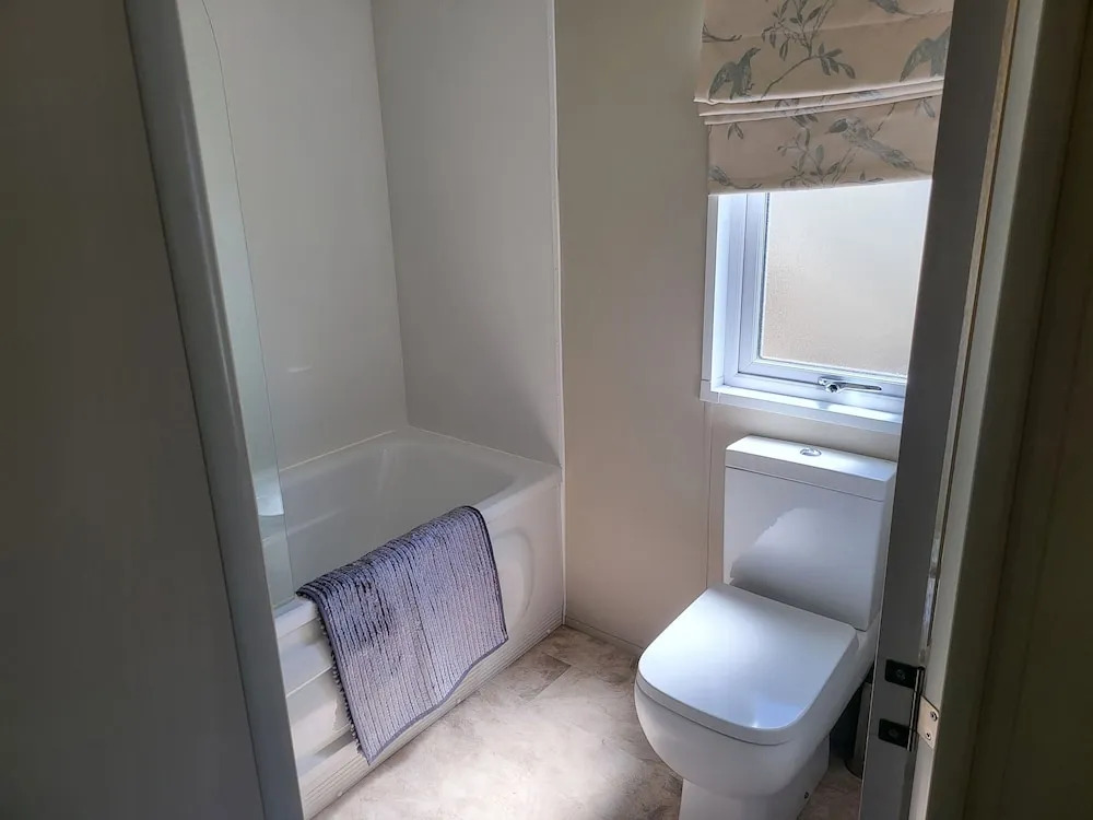 2BR-Sleeps6-Fireplace-Parking-Patio-Seaside