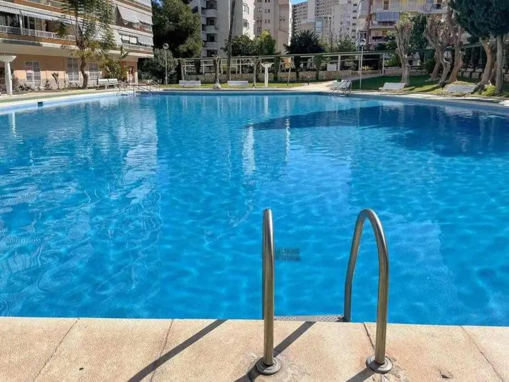 Muy luminoso, con piscina y a 5 min de la playa.