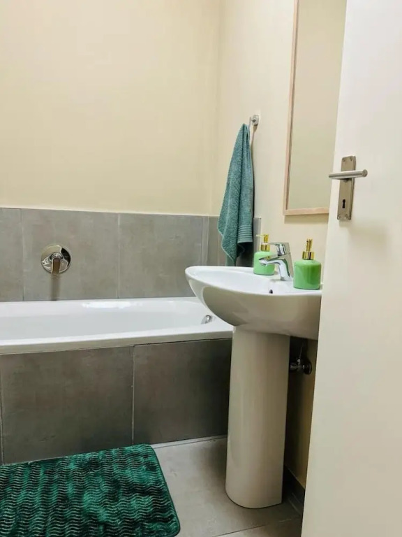 Cosy two Bedroom Apartment for Short and Long Stays Rental