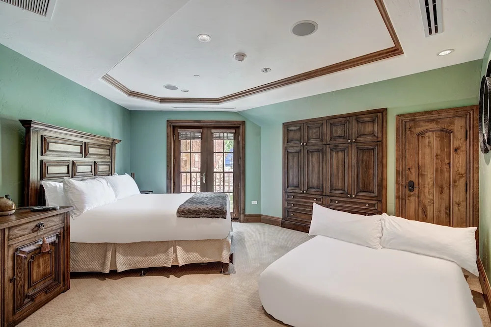 Golden Peak Luxury 4 BR Penthouse - Ski-in/out by RedAwning