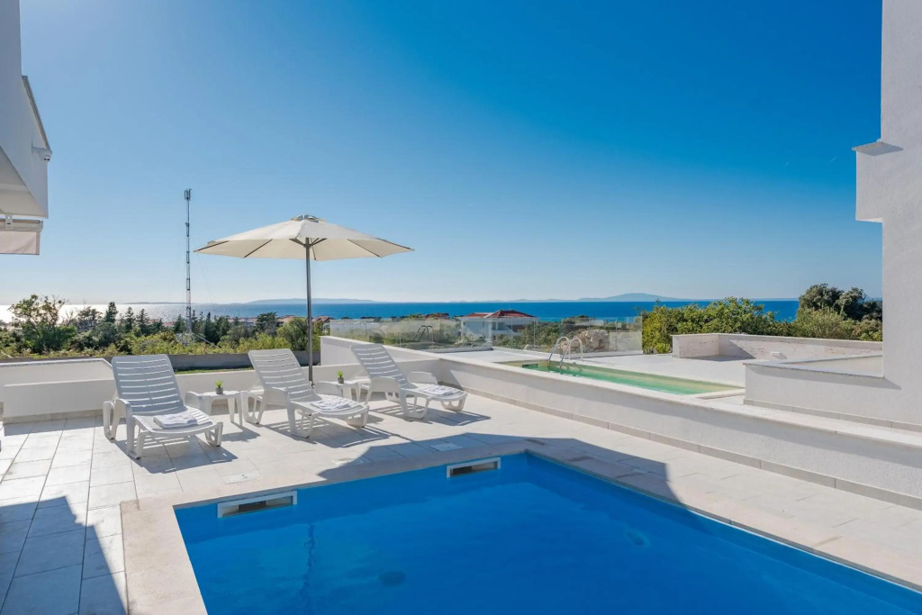 Dario 1. modern & luxury ap. with a pool