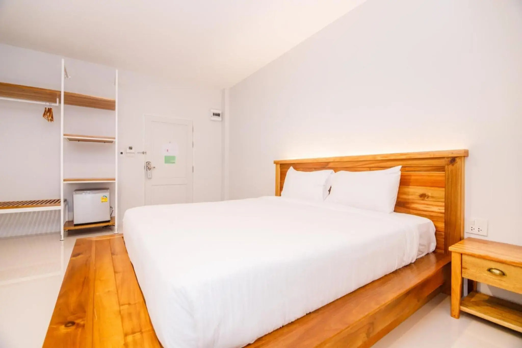 Greenish Hotel