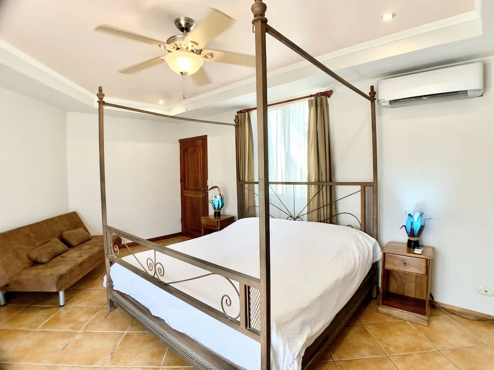 Villa Arenas- Private Pool & Easy Beach Access in Jaco