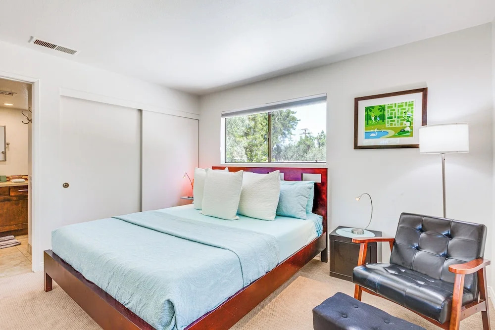 2 Mi to Dtwn! Chic Palm Springs Condo