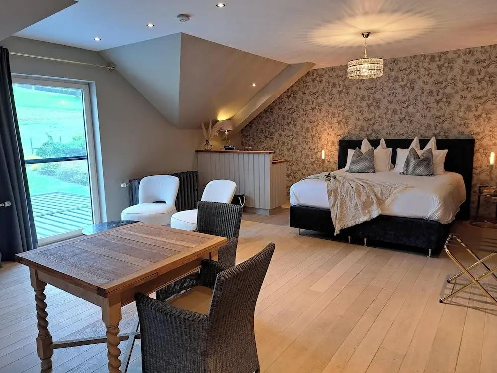 Cha Cha de Loup-B&B-Vakantiewoning met verwarmd binnenzwembad en groot zonneterras in de Ardennen