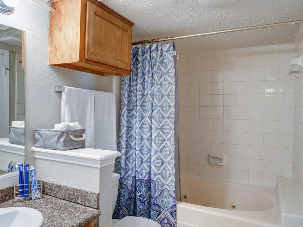 Lovely 2 BR, 1 ba condo near Medcenter
