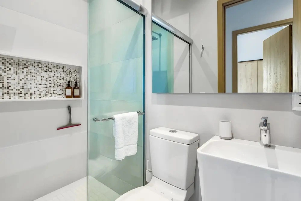 Modern Condo With Breathtaking Views, Infinity Pool, and en Suite Bedrooms