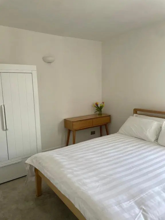 The Clock Tower Apartment - Large, Modern, 2 bed apartment, Southsea with Free parking - sleeps 4