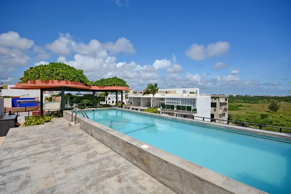 Stylish 2BR a few steps to the beach with pools by Happy Address