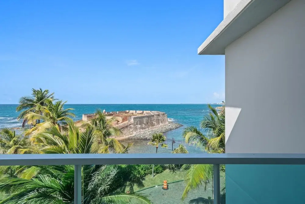 Cozy Oceanfront Getaway Balcony Sea View