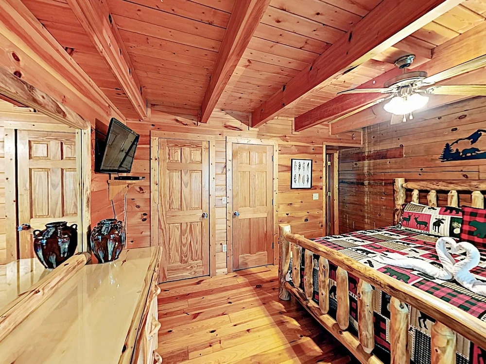 Updated Parkway Retreat W/ Hot Tub & Game Room 3 Bedroom Cabin