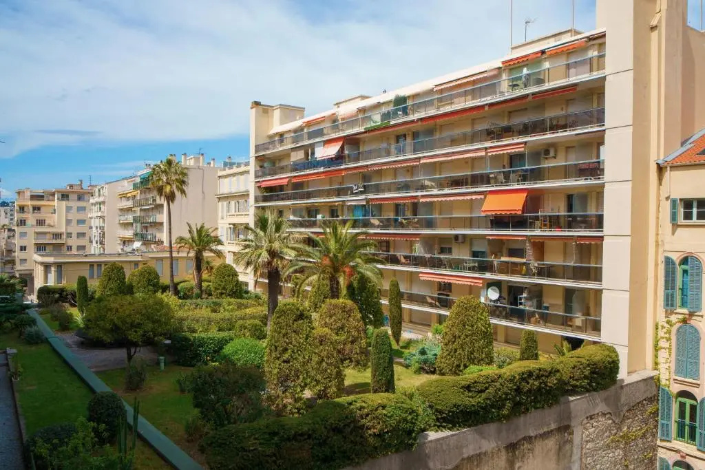 Like in a Boat , 2BR 2BA with big balcony in front of the sea