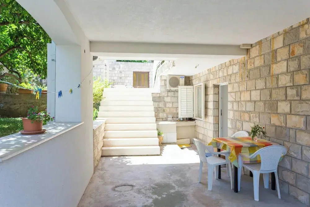 Lilly - Bright Apartment With Outdoor Space
