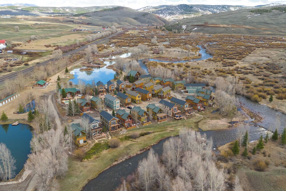 Riverfront Cabin, 4 Mi to Granby Ranch