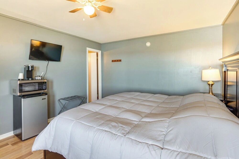 Unit 7: Bagnell Strip Adventure Hub, Patio & Views
