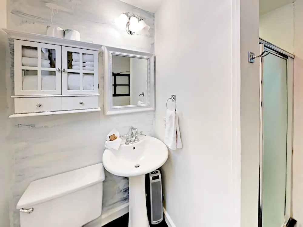 2BR Center Park City Condo by RedAwning