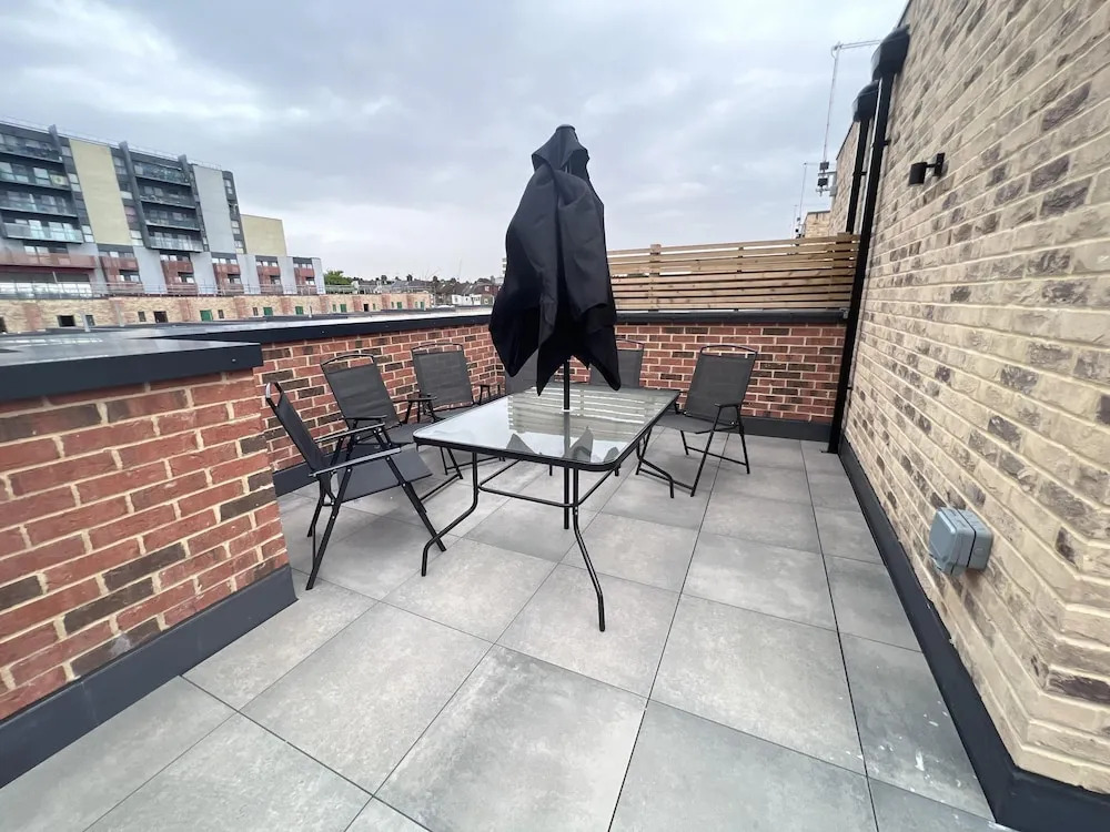 Watford - House - Sleeps 6 - Parking - Garden