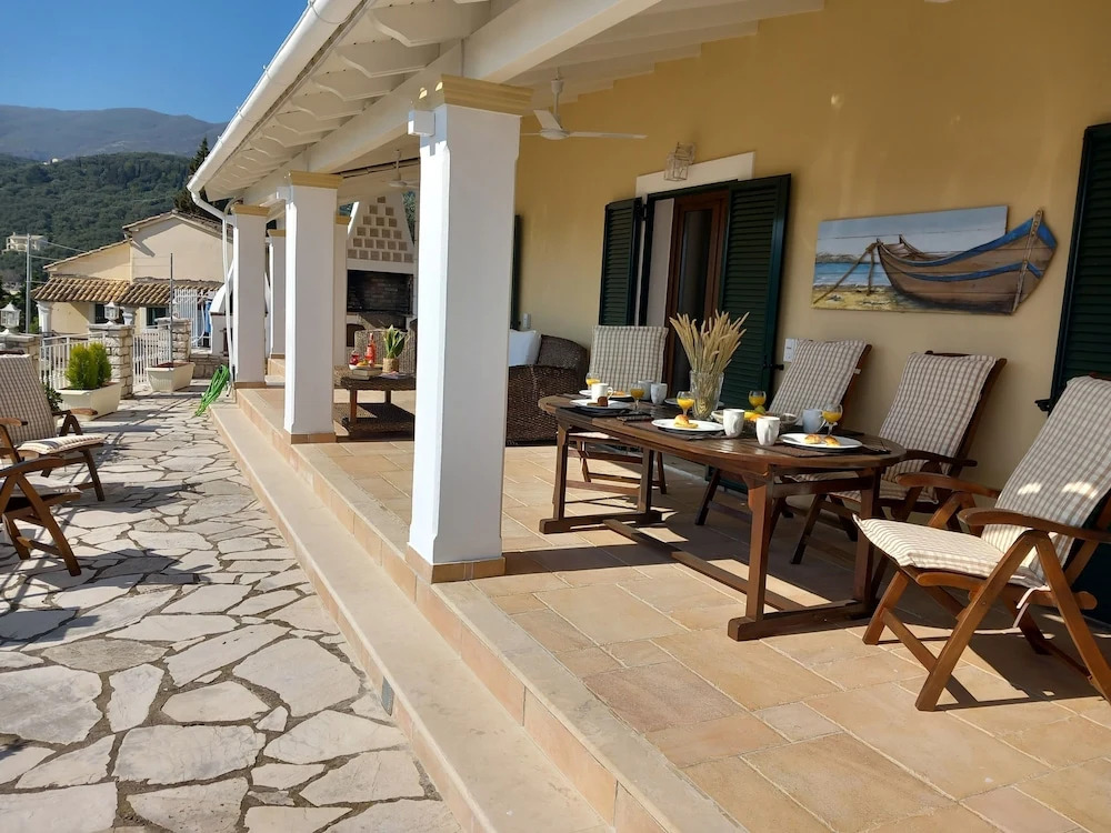 Solaris Methea- Luxury Central Villa by the Castle