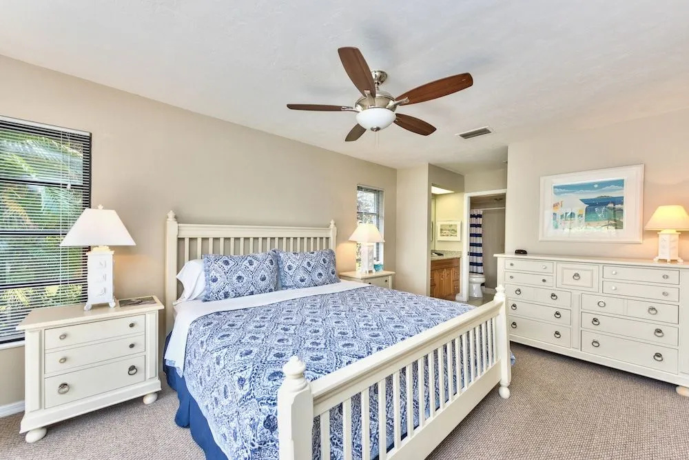 Rovigo Vacation Rental: Spacious Retreat with Panoramic Lake Views in Kings Lake. 4-BR, 4-Bathroom Home with Private Pool, just 3.4 Miles from the Vibrant Fifth Avenue South and Naples Attractions