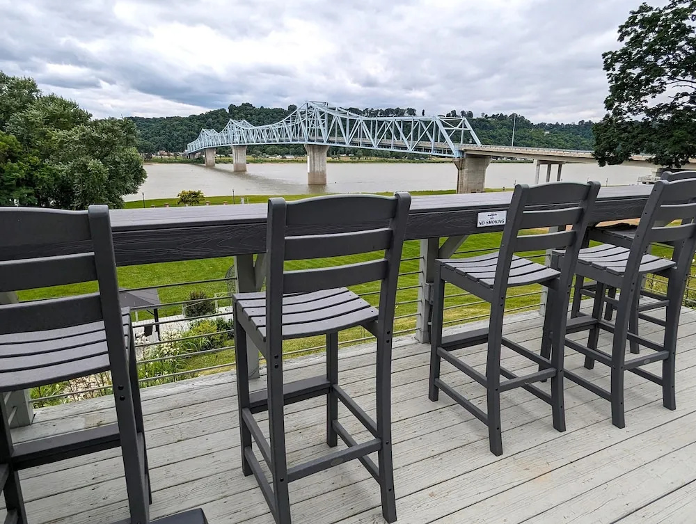 Riverboat Inn & Suites