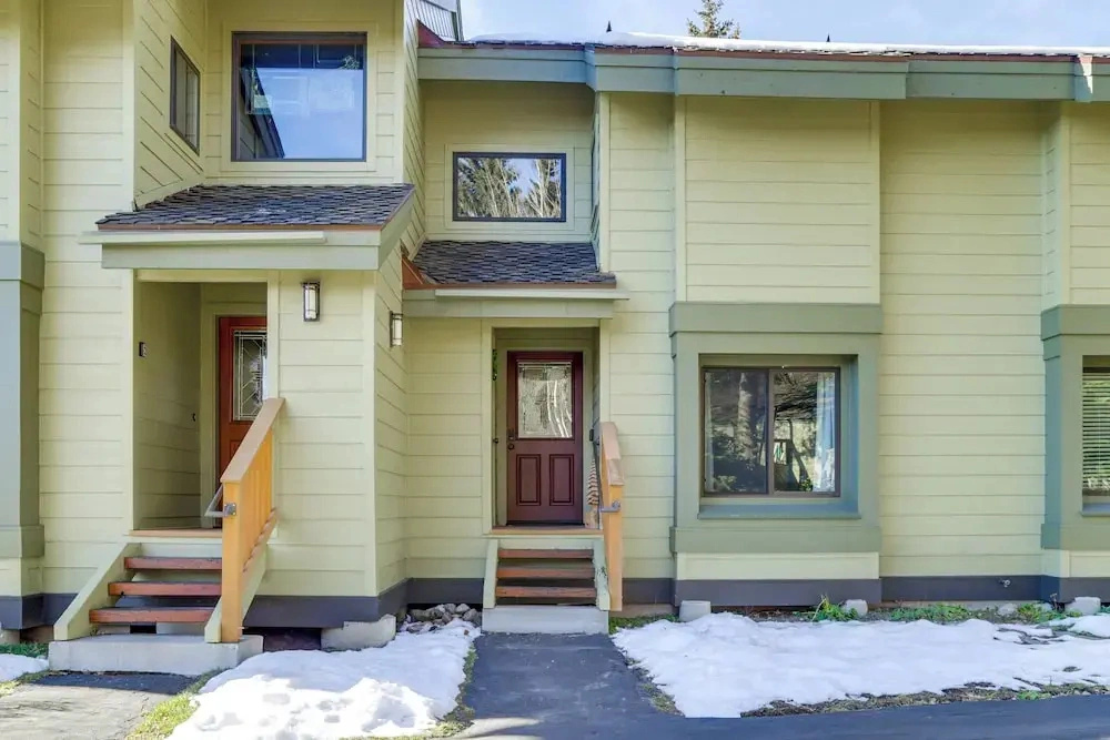2 Mi to Eagle Lodge! Multi-level Haven w/ Hot Tub