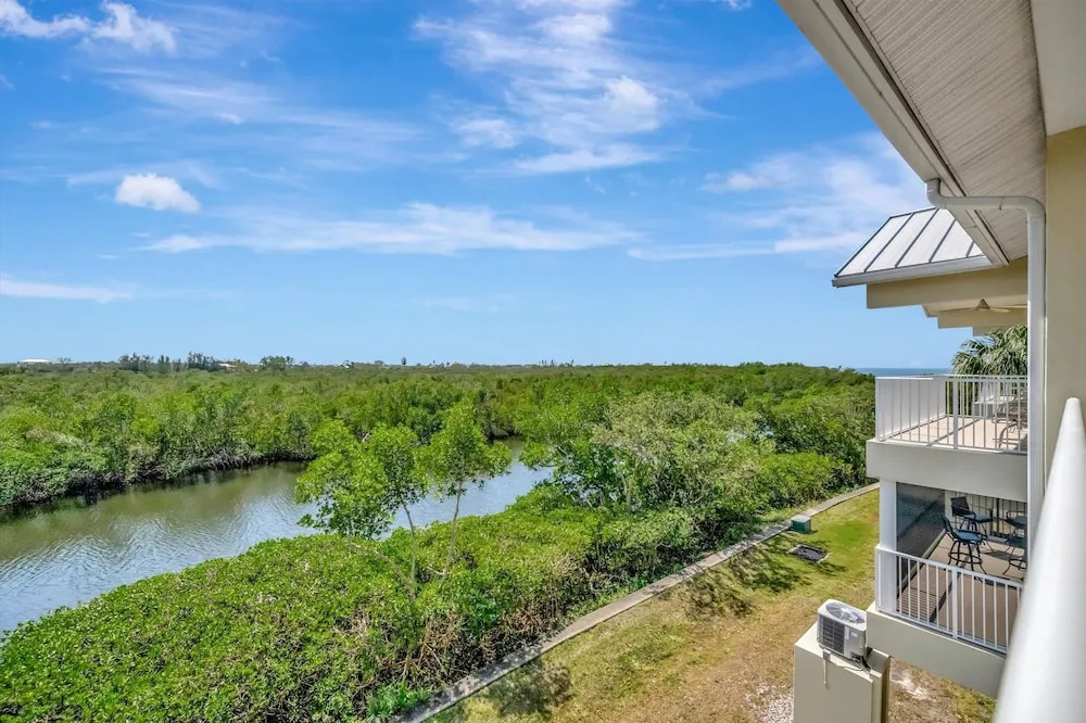 Mangrove View 2BR - Pool Hot Tub Gym Access