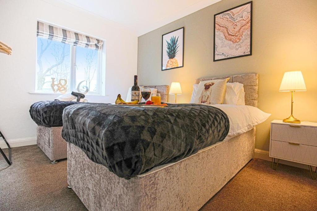 Large 6 Bedroom House with Free Parking, Smart TV with Netflix, Fast Wifi, Air Hockey & Garden by Yoko Property