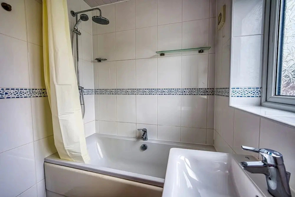 Modern 3BR House Wednesbury Garage