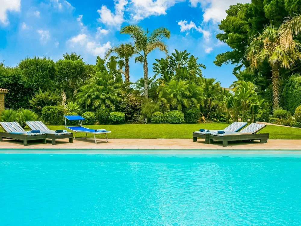 Villa With Private Pool With Salt Water Whirlpool and Cozy Porch