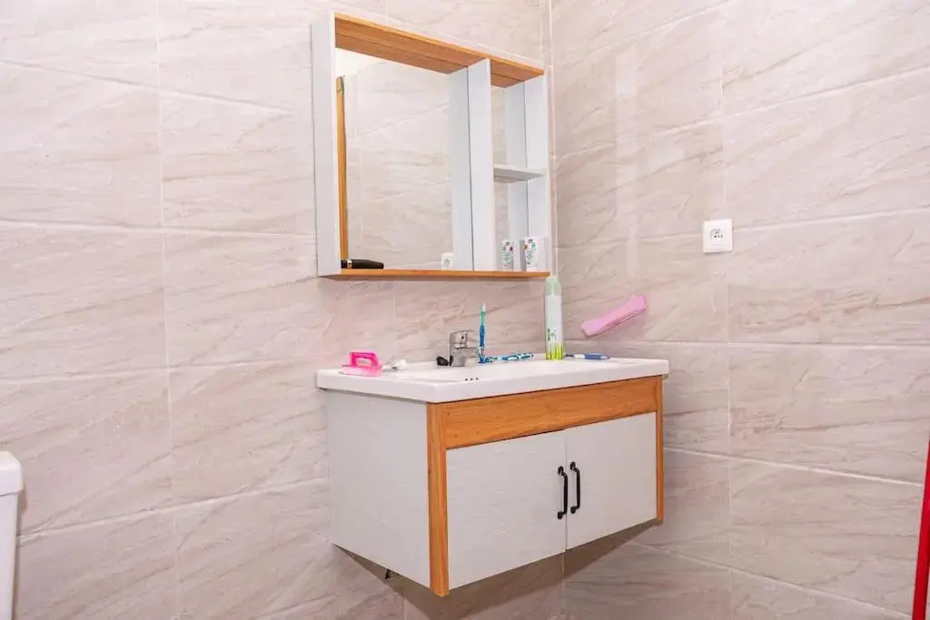 Cheerful 4-bedroom home with parking