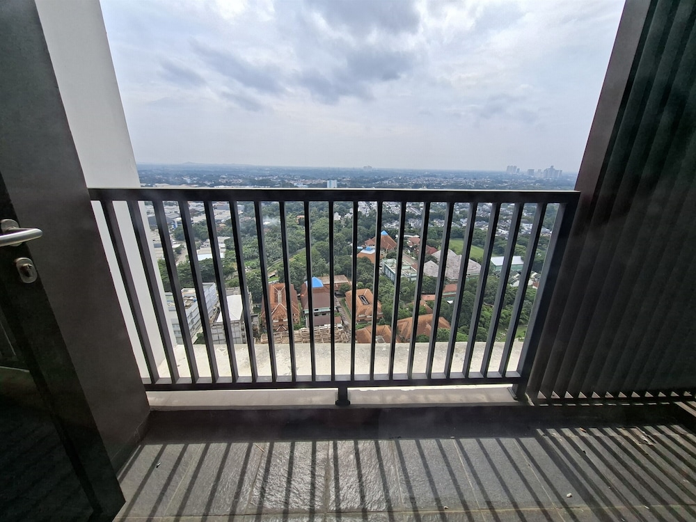 Homey And Spacious 3Br With City View At Apartment The Ayoma