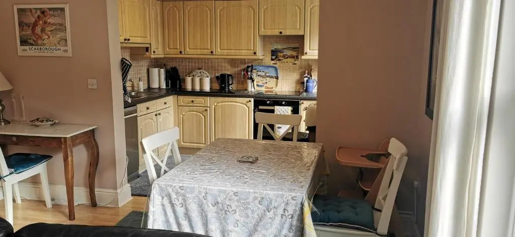 Flat 12 Sebastian Court - 2 Beds with a Four Poster