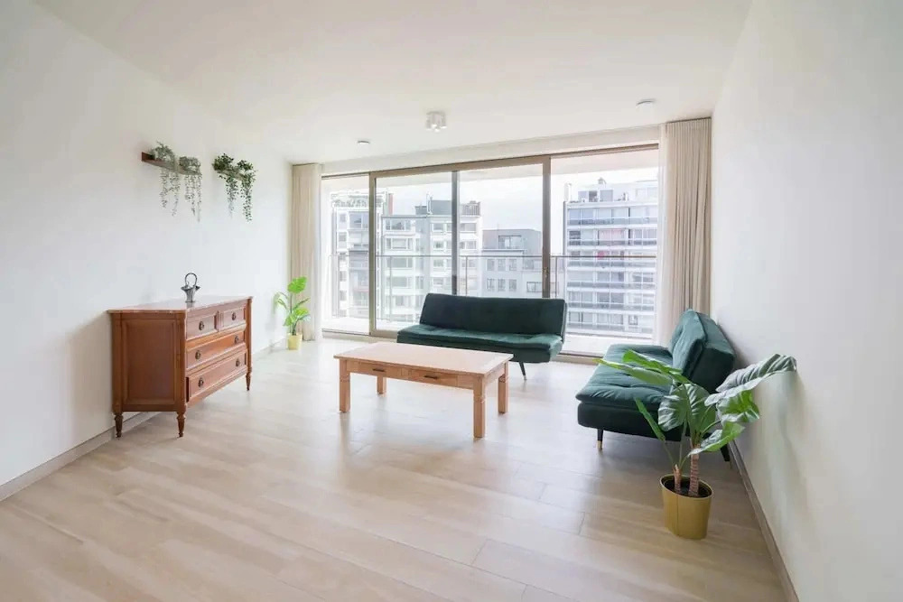 Vibrant Apartment Haven With Terrace