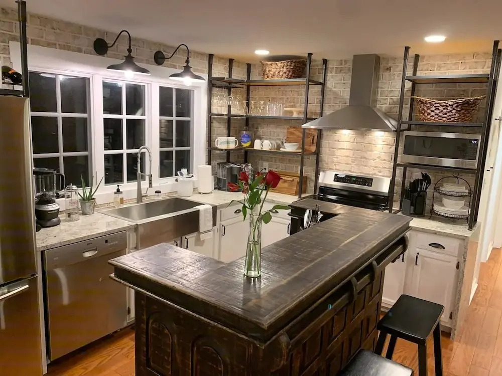 Five-star Historic Boyd Harvey Carriage House 2 Bedroom Home by RedAwning