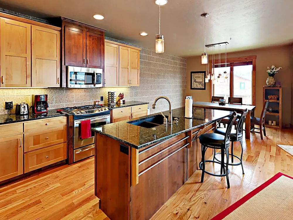 3br W/ Hot Tub & Views, Near Skiing 3 Bedroom Townhouse