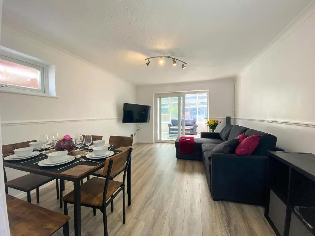 OnSiteStays - Ideal Long Term Retreat, 2-Br House with Conservatory, Parking & Wi-Fi