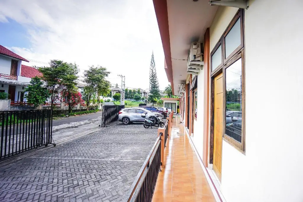 OYO 1693 Edward Residence Malalayang