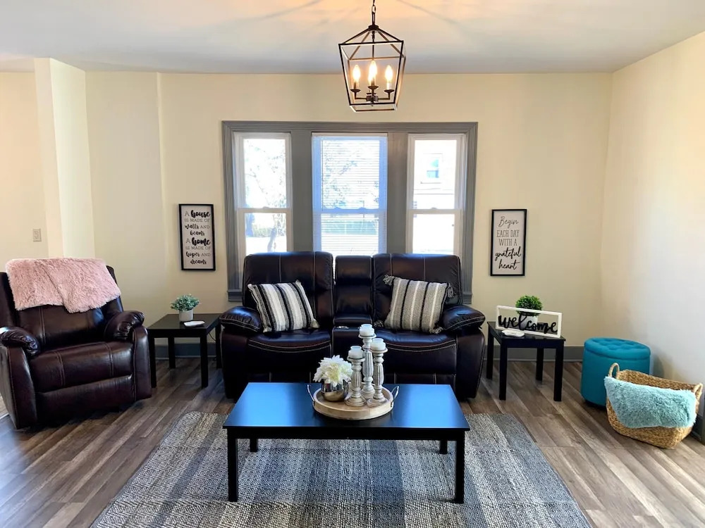 The Trotter Manor - With Private Yard & Parking, Near Falls & Casino by Niagara Hospital