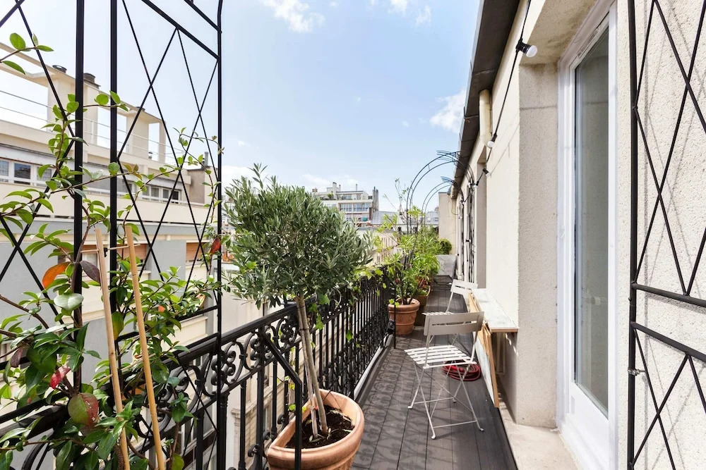 Warm and Homely Duplex Near Montmartre, Fits 5