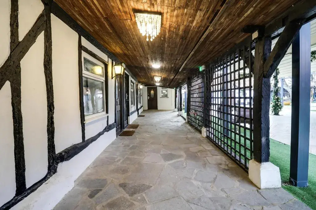 Tudor Oaks Lodge