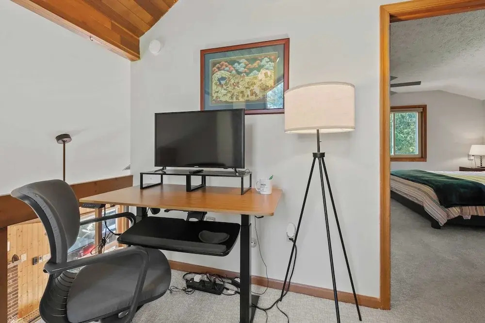Waterside Haven by Avantstay Lakefront, Hot Tub, Game Room, Fire Pit
