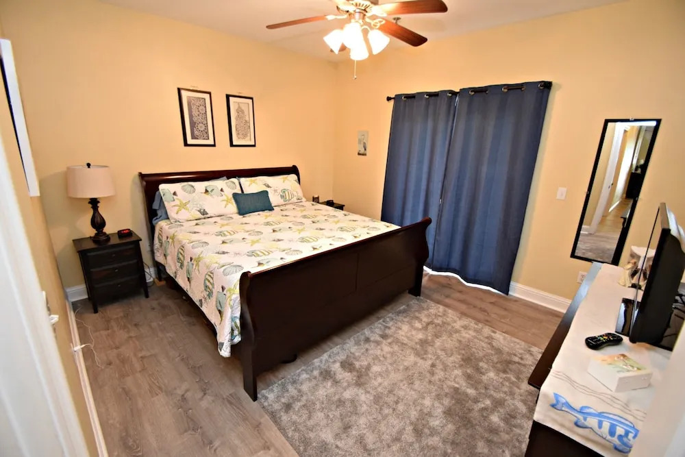 Laguna Breeze E 2 Bedroom Condo by Redawning