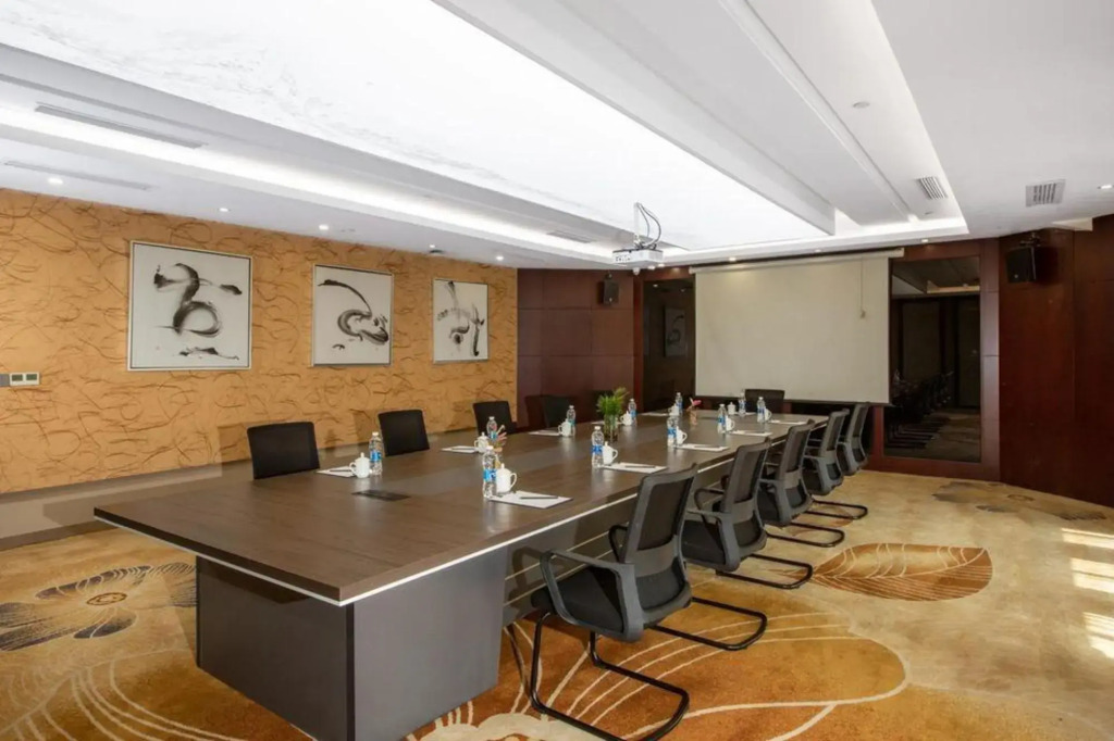 Longlin Shanju Holiday Hotel