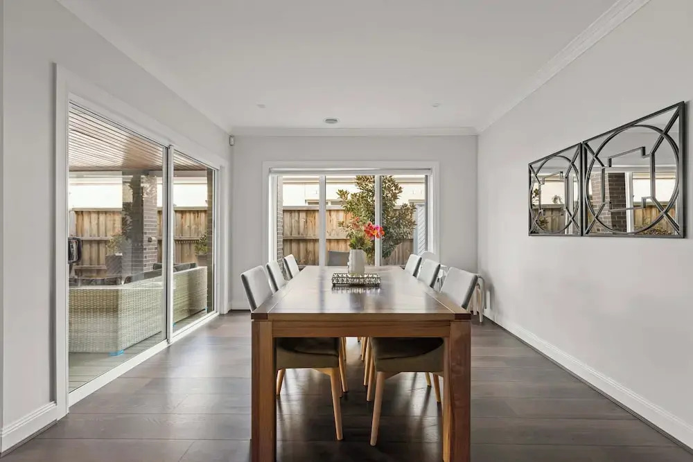 StayAU Contemporary 5BRM Families Home Point Cook
