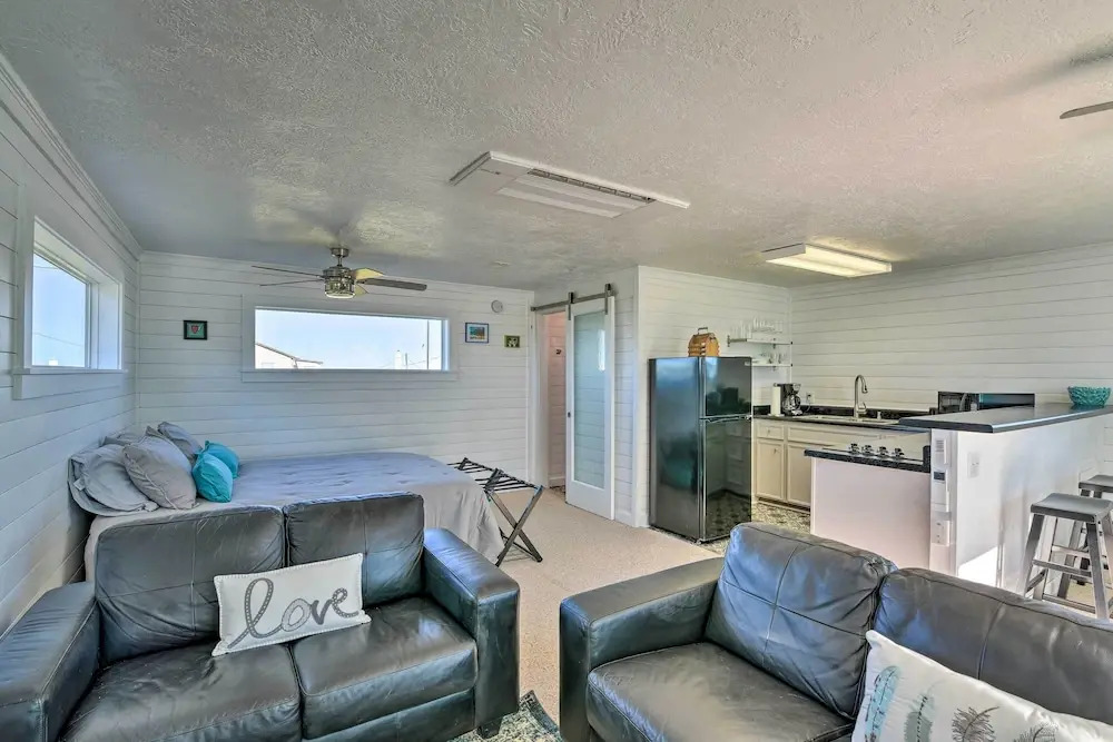 < 1 Mi to Surfside Beach: Open-concept Cottage