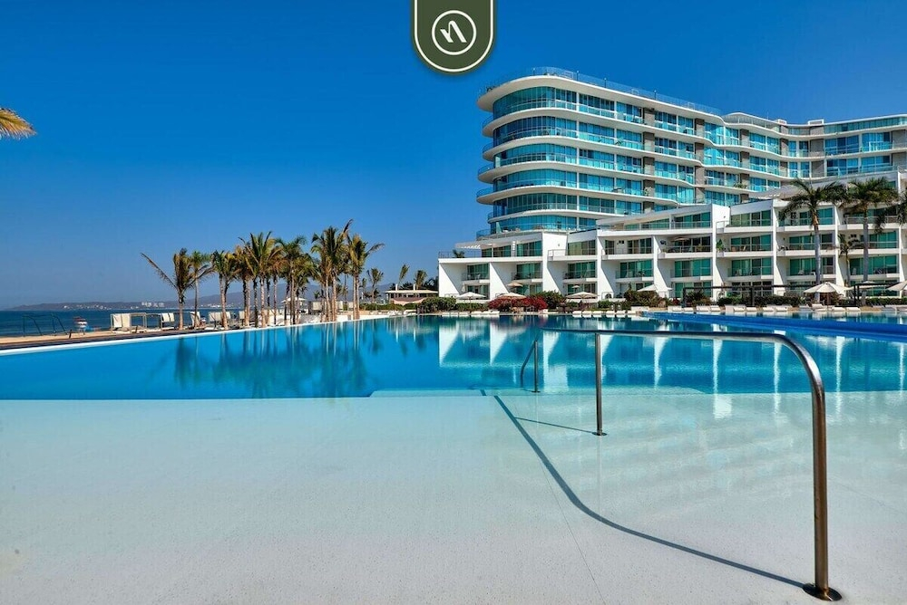Oceanfront 2BR Condo -private Balcony - Beach